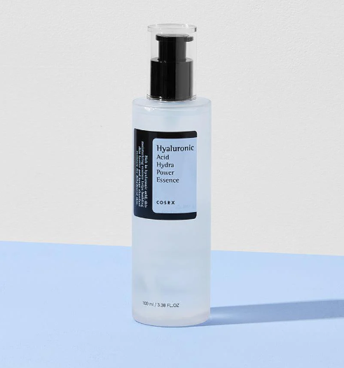  بافت سبک و شفاف اسنس COSRX Hyaluronic Acid Hydra Power روی پوست دست