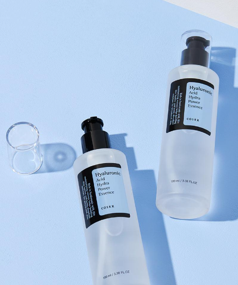 استفاده از ۱–۲ پمپ اسنس کوزارکس روی پوست کمی مرطوب